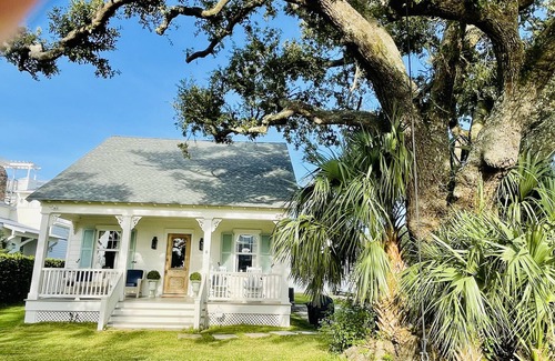 Old Town Cabaña | Acadian cottage 1 minute walk to beach, 5 minutes to Old Town BSL! Best location