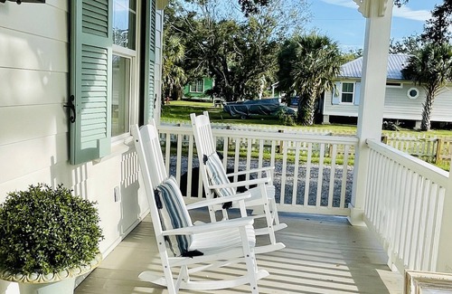 Old Town Cabaña | Acadian cottage 1 minute walk to beach, 5 minutes to Old Town BSL! Best location