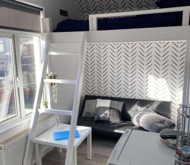Kettering Casa | Acaster House, x4 rooms with en-suites x1 room private bathroom, street parking, close to train station