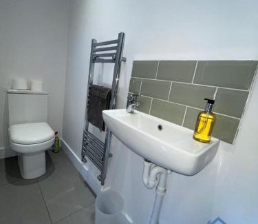 Kettering Casa | Acaster House, x4 rooms with en-suites x1 room private bathroom, street parking, close to train station