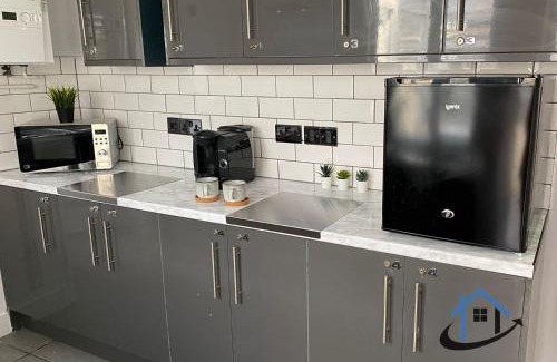 Kettering Casa | Acaster House, x4 rooms with en-suites x1 room private bathroom, street parking, close to train station