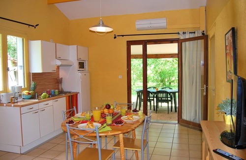 Gramat Cabina | Maisonnette confortable avec terrasse | Accès Piscine, Fitness, Sauna!