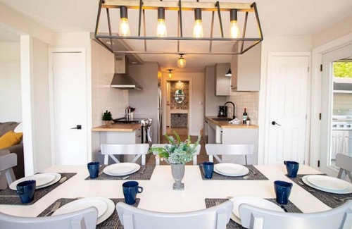 Saint-Leonard-de-Portneuf Casa | Accessible Trails with Private Hot tub and Firepit