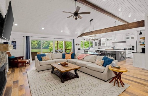 Bella Vista Casa | LAKE, TRAILS, & BEACH: Steps away from your doorstep! Hot Tub now open!