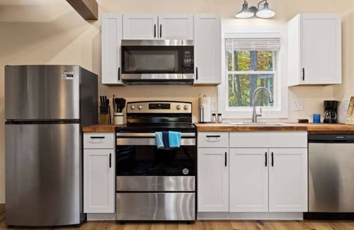 Hendersonville Casa | Accessible 1BR Cottage w/ Firepit | Near Trails