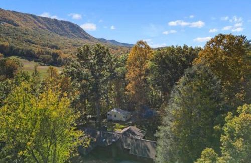 Hendersonville Casa | Accessible 1BR Cottage with Firepit Near Trails