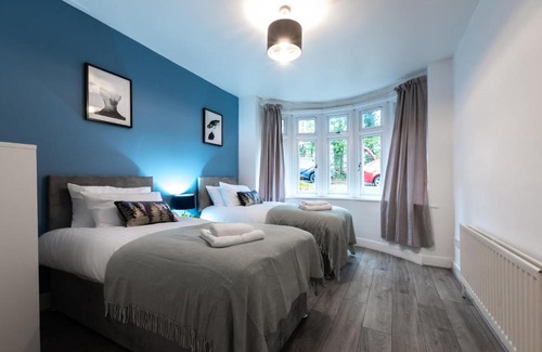 Southampton Casa | Accessible 3-bedroom bungalow with patio +driveway