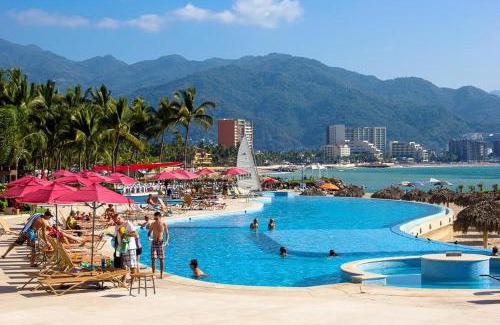 Zona hotelera Casa | Accessible Condo Great For Families, Steps from Pools, Beach, Hot Tub