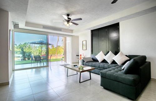 Zona hotelera Casa | Accessible Condo Great For Families, Steps from Pools, Beach, Hot Tub