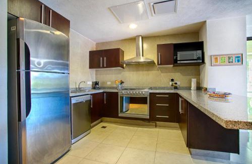 Zona hotelera Casa | Accessible Condo Great For Families, Steps from Pools, Beach, Hot Tub