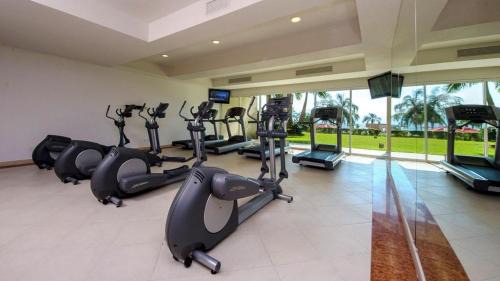 Zona hotelera Casa | Accessible Condo Great For Families, Steps from Pools, Beach, Hot Tub