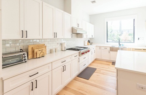 Edison Casa | Accessible, Executive 4 bed, 4 bath, Office, EV Charger, Fenced Yard, Garage