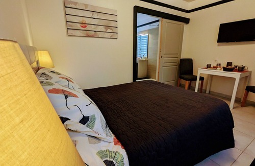 Valencay Cama Y Desayuno | Habitación accesible con baño privado en planta baja, cerca de dueño y con exterior acogedor.