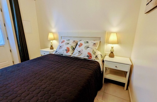 Valencay Cama Y Desayuno | Habitación accesible con baño privado en planta baja, cerca de dueño y con exterior acogedor.