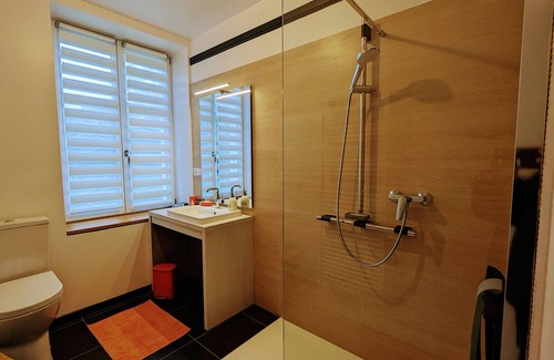 Valencay Cama Y Desayuno | Habitación accesible con baño privado en planta baja, cerca de dueño y con exterior acogedor.