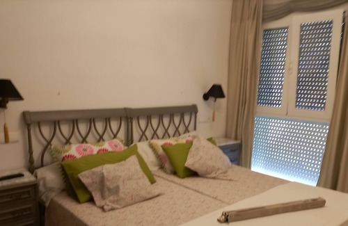 Almerimar Apartamento | Apartamento vacacional accesible 'Victoria' con vistas al mar, piscina y Wi-Fi