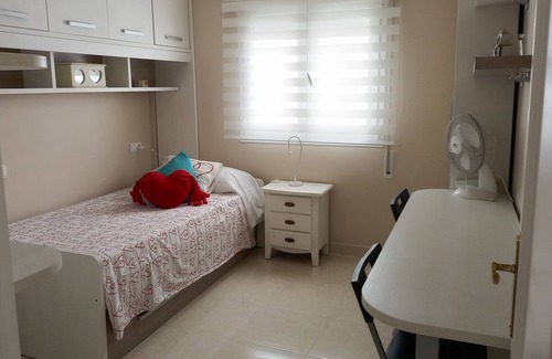 Almerimar Apartamento | Apartamento vacacional accesible 'Victoria' con vistas al mar, piscina y Wi-Fi