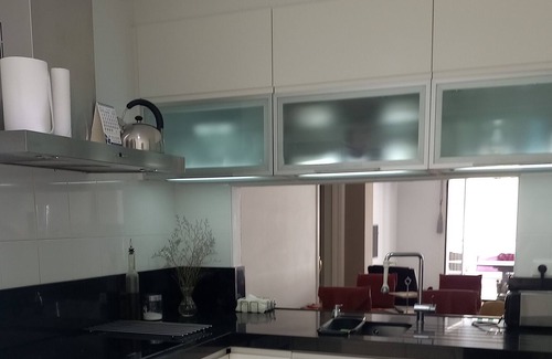 Almerimar Apartamento | Apartamento vacacional accesible 'Victoria' con vistas al mar, piscina y Wi-Fi