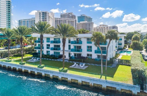Bal Harbour Apartamento | Accessible Studio with King Size Bed Kitchenette, Steps Away from Bal Harbour Beach