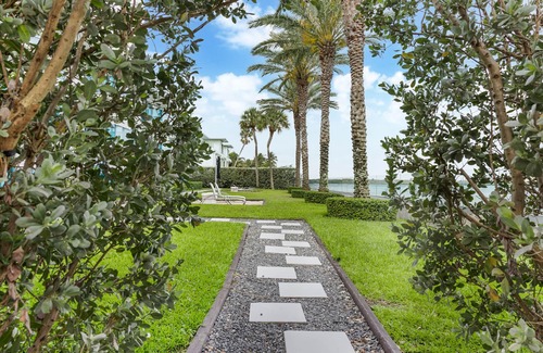 Bal Harbour Apartamento | Accessible Studio with King Size Bed Kitchenette, Steps Away from Bal Harbour Beach