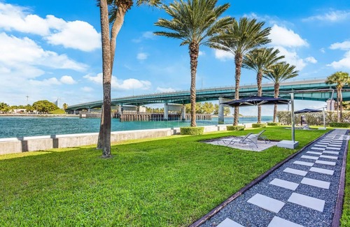 Bal Harbour Apartamento | Accessible Studio with King Size Bed Kitchenette, Steps Away from Bal Harbour Beach