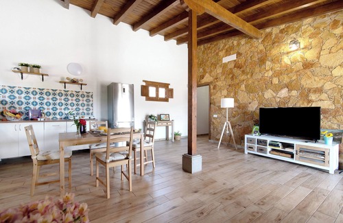 Santa Lucia Casa | Casa de vacaciones accesible 'El Algarrobero' con vistas a la montaña y piscina privada