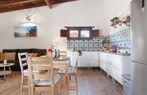 Santa Lucia Casa | Casa de vacaciones accesible 'El Algarrobero' con vistas a la montaña y piscina privada