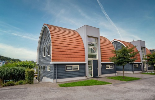 Midlaren Casa | Casa con piscina privada, ubicada sobre el agua.