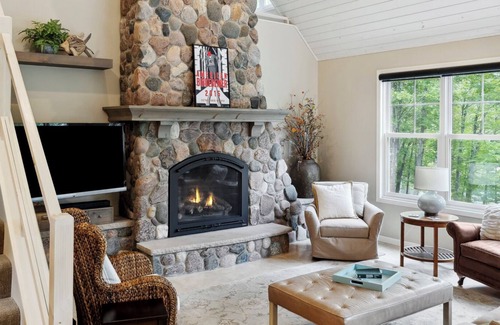 Drummond Casa | Accommodates up to 14 guests, great location!