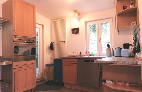 Neuerburg Casa | Accommodation for 6 guests with 3 bedrooms, 3 bathrooms & parking spaces