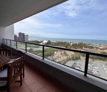 Durban Point Apartamento | Accommodation Front - Spacious 6 Sleeper Across Ushaka