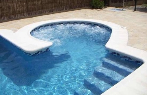 Vall d'Alba Cabaña | Alojamiento en Castellón (6 personas). Disfruta de la piscina en familia