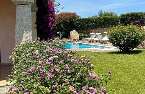 Tanaunella Villa | * VILLA LUCA * CON PISCINA Y JARDÍN PRIVADOS * Cerca del mar * plaza de aparcamiento *