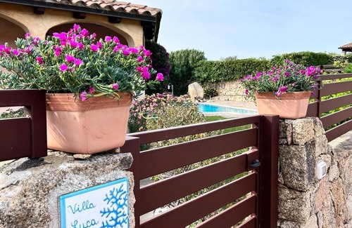 Tanaunella Villa | * VILLA LUCA * CON PISCINA Y JARDÍN PRIVADOS * Cerca del mar * plaza de aparcamiento *