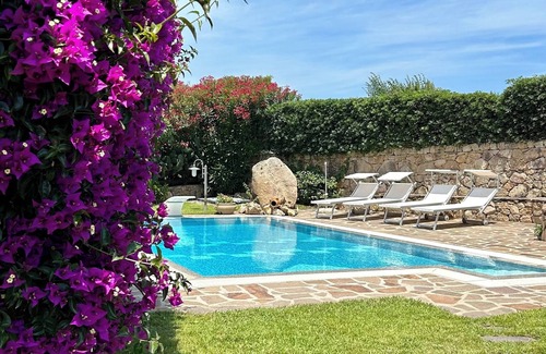 Tanaunella Villa | * VILLA LUCA * CON PISCINA Y JARDÍN PRIVADOS * Cerca del mar * plaza de aparcamiento *