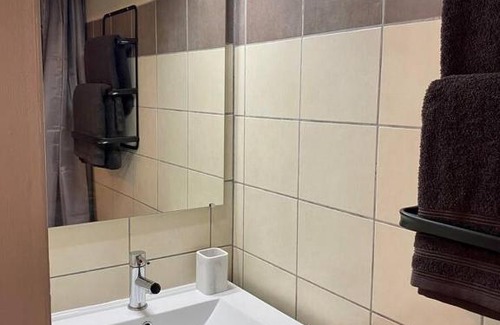 Lezignan-Corbieres Apartamento | Accueillant petit T2 cœur de centre ville