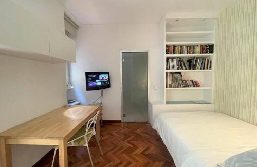 Justicia Apartamento | Acogedor apartamento, exterior con balcón y aire acondicionado en Chueca, Madrid