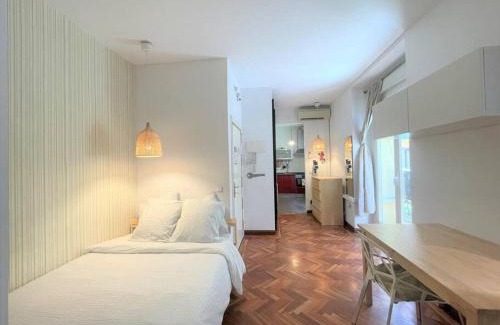 Justicia Apartamento | Acogedor apartamento, exterior con balcón y aire acondicionado en Chueca, Madrid