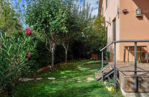 Zarzuela del Monte Apartamento | Acogedora casa con verde jardín by CABANA Rentals