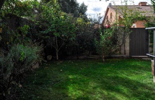 Zarzuela del Monte Apartamento | Acogedora casa con verde jardín by CABANA Rentals