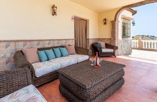 Sayalonga Casa | Acogedora Villa Con Piscina, Barbacoa, Chimenea y Vistas a La Sierra