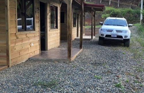 San Isidro de El General Cabaña | Acogedoras cabañas de madera Oso Perezoso, listas para su descanso en el campo.