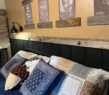 Canton Casa | Acorn Hideaways Canton Rustic Old West Frontier Suite