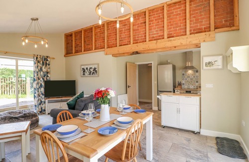 Amerton Cabaña | ACORN LODGE, family friendly, with hot tub in Sandon, Staffordshire