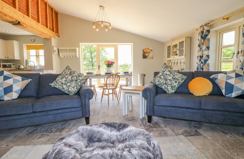 Amerton Cabaña | ACORN LODGE, family friendly, with hot tub in Sandon, Staffordshire
