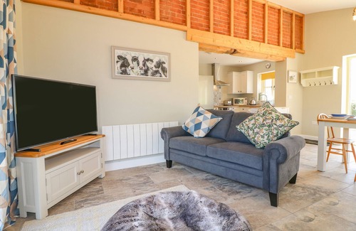Amerton Cabaña | ACORN LODGE, family friendly, with hot tub in Sandon, Staffordshire
