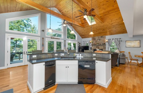 West Alton Casa | Acorn Lodge Lake Winnipesaukee