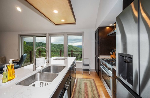 Ferguson Cabina | Acorn Ridge: Scenic mountain retreat with hot tub, panoramic views, and classic