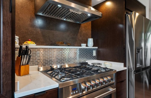 Ferguson Cabina | Acorn Ridge: Scenic mountain retreat with hot tub, panoramic views, and classic