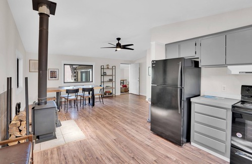 Three Rivers Cabina | Acre Cabin: Trailers Welcome, Home to Chickens!